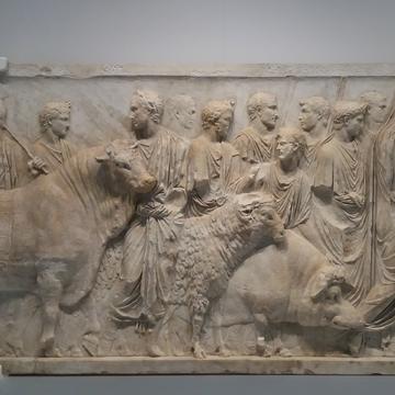 lyon 5e  musee lugdunum  enquete de pouvoir  scene de suovetaurile louvre